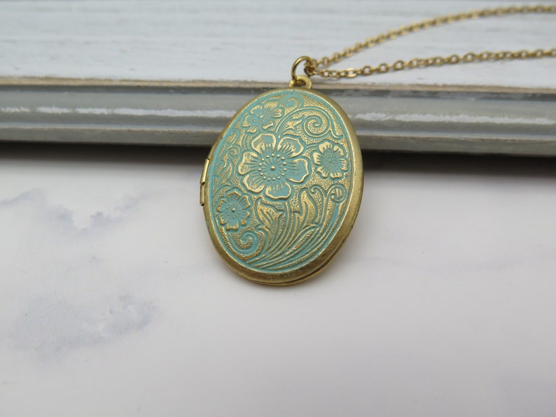 Medallón de flores estilo vintage chapado en oro con pátina antigua azul turquesa verde cadena de acero inoxidable / retro / regalo para un recuerdo fotográfico imagen 9