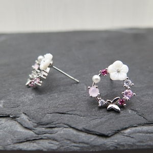 Ohrstecker Kranz Blume Schmetterling silber weisse Perle versilbert Glitzer Kristalle rosa weiss pink Hochzeit Geschenk Boho Braut süß Bild 3