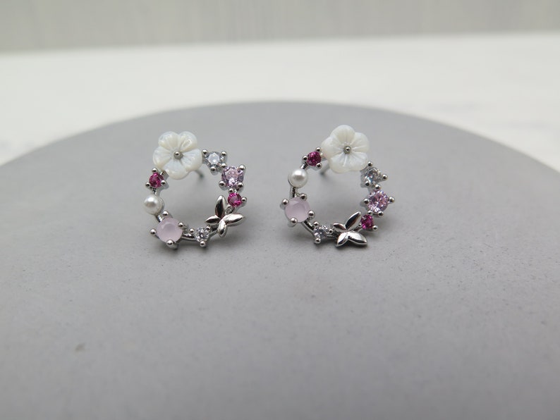 Ohrstecker Kranz Blume Schmetterling silber weisse Perle versilbert Glitzer Kristalle rosa weiss pink Hochzeit Geschenk Boho Braut süß Bild 5