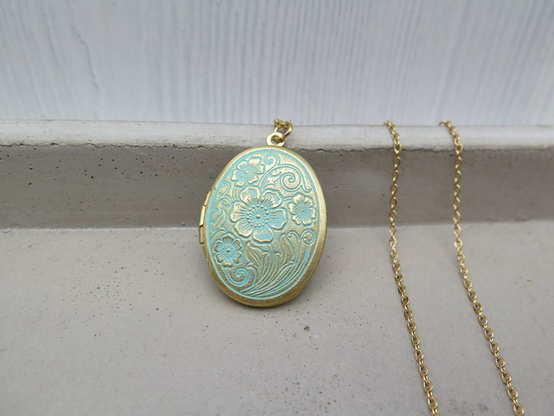 Medallón de flores estilo vintage chapado en oro con pátina antigua azul turquesa verde cadena de acero inoxidable / retro / regalo para un recuerdo fotográfico imagen 5