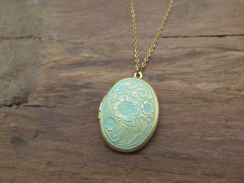 Medallón de flores estilo vintage chapado en oro con pátina antigua azul turquesa verde cadena de acero inoxidable / retro / regalo para un recuerdo fotográfico imagen 2