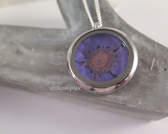 Medallion -real margerite blue/purple chain