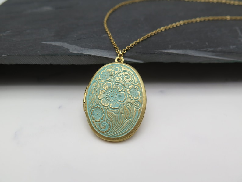 Medallón de flores estilo vintage chapado en oro con pátina antigua azul turquesa verde cadena de acero inoxidable / retro / regalo para un recuerdo fotográfico imagen 1
