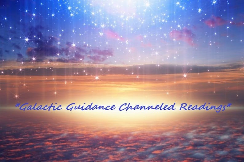 K&ouml;nnte beinhalten: Ein Sternenhimmel mit einem hellen Licht, das durch die Wolken scheint. Der Text "*Galactic Guidance Channeled Readings*" ist in Blau am unteren Rand des Bildes geschrieben.