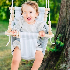 Made in USA, Grau und weiß, Babyschaukel, Kinderschaukel, Indoor Schaukel, Baby deko, Kinderzimmer Deko, Stoffschaukel, Kinderschaukel, Hochrücken Bild 1