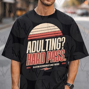 Peut inclure: Un t-shirt noir à manches courtes avec un motif de coucher de soleil à lignes horizontales. Le texte indique ADULTING? HARD PASS. REJECTING RESPONSIBILITY SINCE FOREVER avec une petite icône d'éclair sous le texte en rouge, crème et noir.