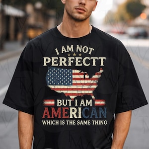 Peut inclure: Un t-shirt noir à manches courtes avec une impression graphique de la carte des États-Unis remplie du drapeau américain. Le texte indique : I AM NOT PERFECTT BUT I AM AMERICAN WHICH IS THE SAME THING. Le design utilise des tons rouge, blanc et bleu.