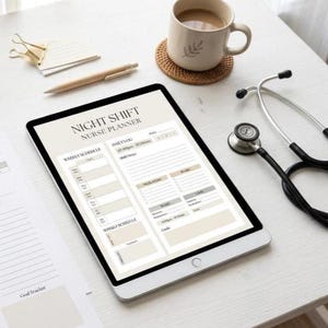 Peut inclure: Une tablette numérique affichant un planificateur d'infirmière de nuit, avec un stéthoscope, une tasse de café, un stylo et des articles de papeterie. Le planificateur comprend des sections pour les horaires quotidiens et hebdomadaires, les registres de médicaments et les notes de compétences. Les articles sont disposés sur une surface blanche.