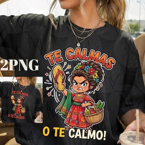 Könnte beinhalten: Schwarzes T-Shirt mit einer Cartoon-Illustration einer Frau, die eine Flip-Flop und einen Korb mit Gemüse hält. Der Text "TE CALMAS" und "O TE CALMO!" sind abgebildet. Die Frau hat einen wütenden Gesichtsausdruck und trägt einen Blumenkranz.
