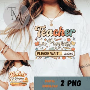 Może przedstawiać: Biała koszulka z napisem "Teacher In Progress" w stylu retro. Projekt zawiera ilustracje ołówków, książek i jabłek. Fraza "Please Wait... Loading" jest również obecna.