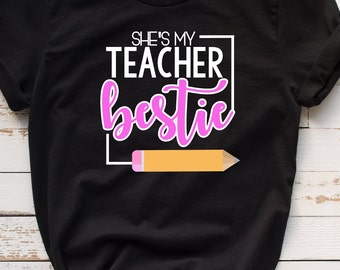She&#39;s My Lehrer Bestie (Rechts zeigt Links)- Kurzarm Unisex T-Shirt / Lehrer Shirts / Partner Lehrer / Geschenke / Cyber Montag