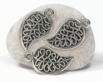 Könnte beinhalten: Drei silberne Metall-Blätter-Anhänger mit filigranen Designs. Die Anhänger haben eine Öse oben zum Anbringen an Schmuck oder andere Bastelarbeiten.