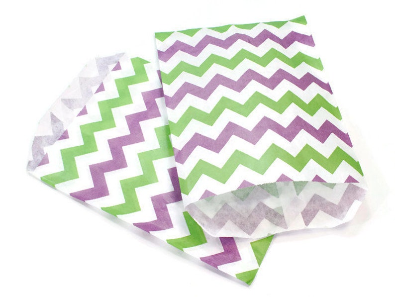 50 Papier-Tüten 125mm x 155mm Punkte Candy Bag Tüten lila grün weiß Chevron zickzack Muster Partytüten Geschenkverpackung Partybedarf bunt Bild 1