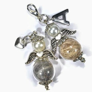Gioielli commemorativi a forma di angelo nel colore che preferisci, personalizzati con una lettera o un ciondolo, placcati in argento, riempibili con peli di animali, pelliccia, ceneri, ricordi