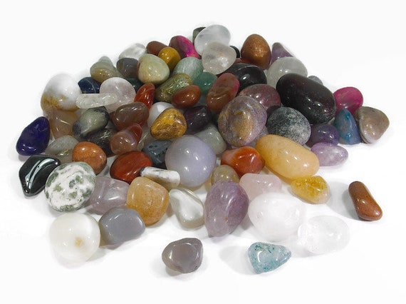 Trommelstenen, stenen in kleurrijke stoffen zakjes, souvenirs voor kinderen, schatkistvullingen, edelstenen, verzamelstenen, helende stenen, decoraties - België