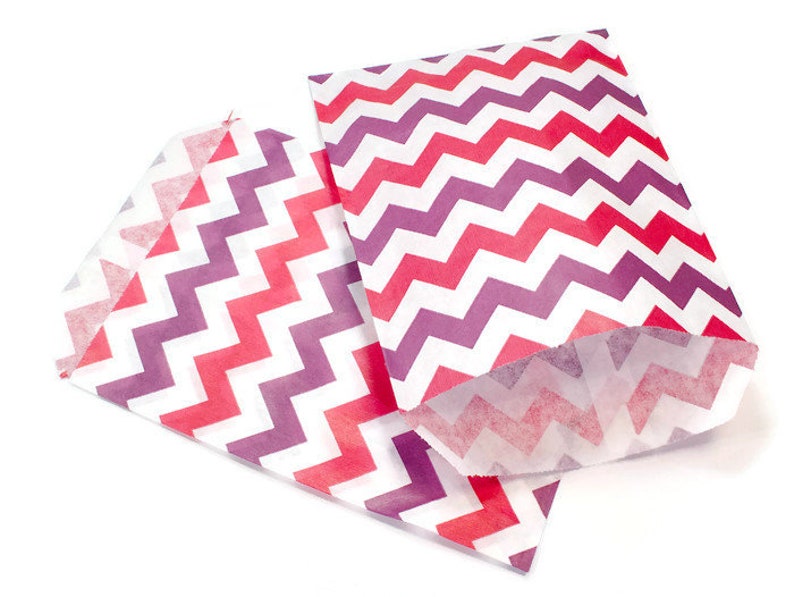 50 Papier-Tüten 125mm x 175mm Punkte Candy Bag Tüten lila rot weiß Chevron zickzack Muster Partytüten Geschenkverpackung Partybedarf bunt Bild 1