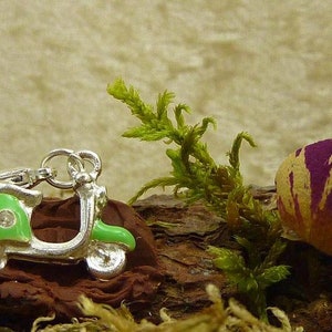 Traditional costume charm pendant Resi ihol di mitm Moped