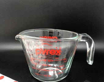 Pyrex Prepware 2-Cup Measuring Cup Red Graphics Clear