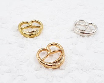 Colgante Pretzel en plata o plata bañada en oro.