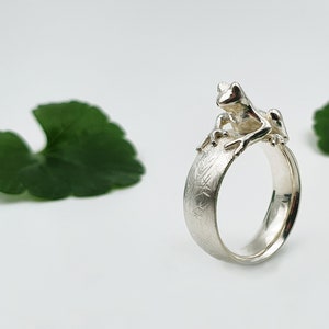 small frog ring