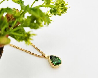 Gold pendant with tourmaline