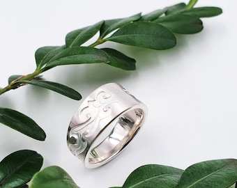 Silver ring with pattern