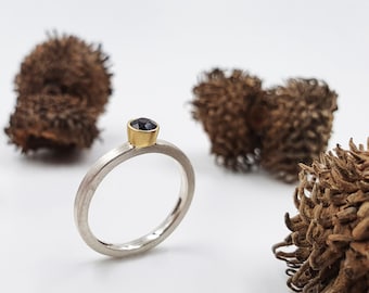 Anillo de plata con granate en oro engastado