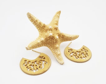 gold-plated stud earrings with pattern