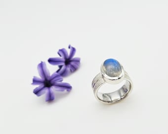 anillo de plata con piedra lunar