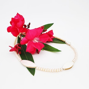 Pearl necklace with silver parts
