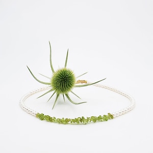 Pearl necklace with peridot