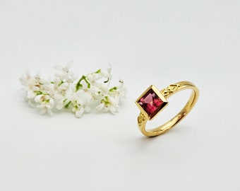 Gold ring with pink tourmaline