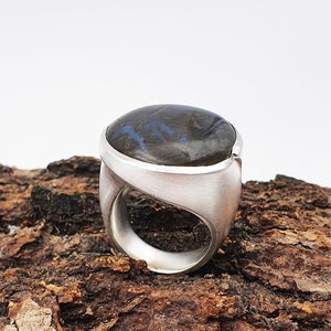 Ring aus Silber mit großem Labradorit