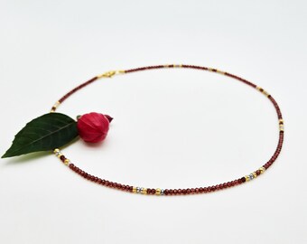 Collar con granates, baño de oro y perlas.