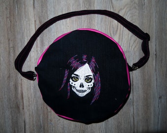 Upcycling Denim Jeans Handtasche / Umhängetasche Rund Bestickt mit Goth Motiven Zombie Totenkopf - UNIKAT