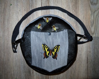 Upcycling Denim Jeans Glitzer Handtasche / Umhängetasche Rund Bestickt mit Sonnenblumen Bienen und Schmetterling - UNIKAT