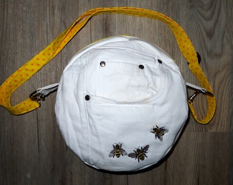 Upcycling Jeans Handtasche / Umhängetasche Rund Einzelstück Bestickt mit Bienen und einem Frühlingsgnom / Wichtel Unikat Handarbeit PU-Leder