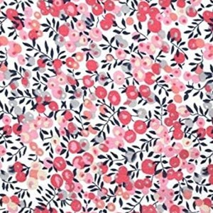 Puede incluir: Una tela blanca con un patr&oacute;n repetitivo de flores rosas y rojas y hojas azul oscuro.