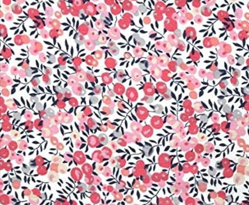 Puede incluir: Una tela blanca con un patr&oacute;n repetitivo de flores rosas y rojas y hojas azul oscuro.