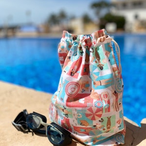 Wasserdichte Tasche für den Pool oder das Meer mit Schwimmermuster