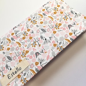 Porte chéquier, protège-chéquier, étui chéquier motif fleuri rose personnalisé, personnalisable cadeau femme, cadeau Fête des mères