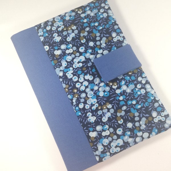 Travel pouch for passports 4 to 6 customizable blue floral passports