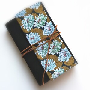 Schwarzer und Seerosen anpassbarer Buchumschlag, Buchumschlag mit Klappe, verstellbare Buchtasche, Lehrergeschenk Weihnachtsgeschenk