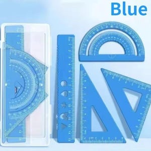 Op de afbeelding: Een set blauwe geometrische gereedschappen, waaronder gradenboog, linialen en driehoeken. De gereedschappen zijn gerangschikt op een lichte achtergrond, met het woord "Blue" rechtsboven. De linialen zijn gemarkeerd in centimeters.