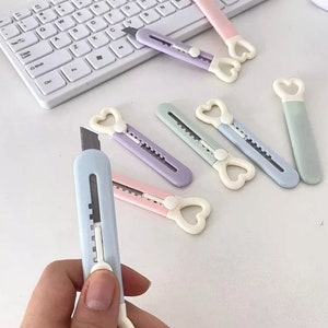 1 szt. Uroczy mini nóż użytkowy Love Heart, obcinacz do papieru, nóż artystyczny, obcinacz do pudełek, szkoła, artykuły biurowe, narzędzie tnące, artykuły papiernicze dla uczniów, prezent