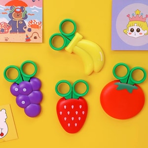 1 mini-ciseaux magnétiques portables, banane, raisin, fraise, tomates, aimant pour réfrigérateur pour réfrigérateur, coupe-papier de sécurité pour enfants