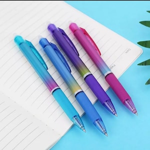 4 Stück Regenbogen Farbe radierbar Kugelschreiber, 0,5 mm, schwarz / blau Tinte Stift, Geschenk Stift Set, Regenbogen Magie Presse radierbarer Stift, Schüler Bedarf