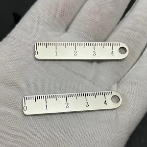2 mini reglas de metal de 4 cm, llavero, regla de dibujo, útiles para estudiantes, oficina y papelería escolar.