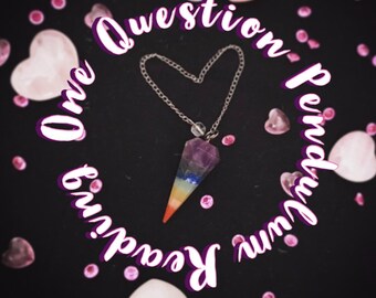 Könnte beinhalten: One Question Pendulum Readings by AngelinaRoseReadings. Ein Regenbogen-Kristallpendel hängt an einer silbernen Kette vor einem schwarzen Hintergrund mit verstreuten rosa Herzen.