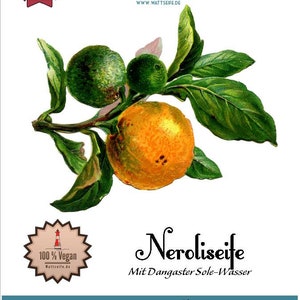 Può includere: Un ramo di agrumi verde e giallo con foglie. Il testo "Neroliseife" è scritto in un carattere decorativo. Il testo "Mit Dangaster Sole-Wasser" è scritto sotto. Il testo "Made aus DANGAST" è scritto sotto. Un sigillo con il testo "100% Vegan" è nell'angolo in basso a sinistra.